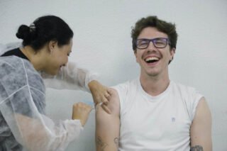 Servidores estaduais da Saúde recebem vacina da gripe e Covid-19