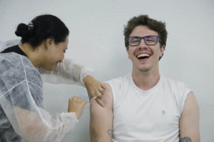 Servidores estaduais da Saúde recebem vacina da gripe e Covid-19