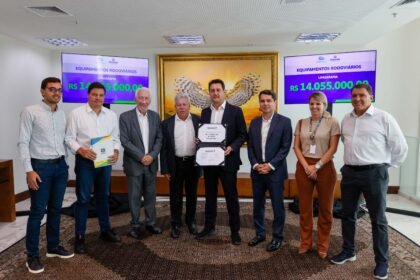 Governador Ratinho Junior libera R$ 14 milhões para compra de ônibus e caminhões para Umuarama
