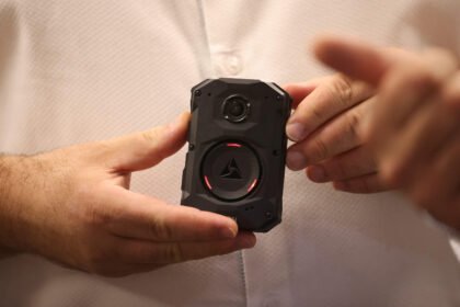 Ratinho Junior anuncia novo teste com câmeras corporais com tradução simultânea na PM