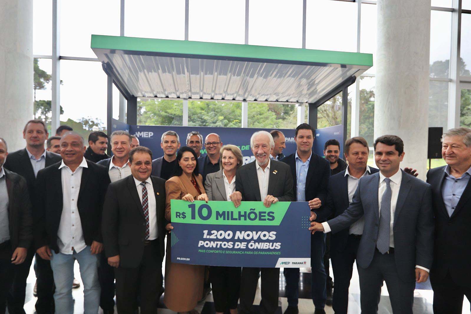 Estado vai distribuir 1.200 novos abrigos para pontos de ônibus em 30 cidades paranaenses