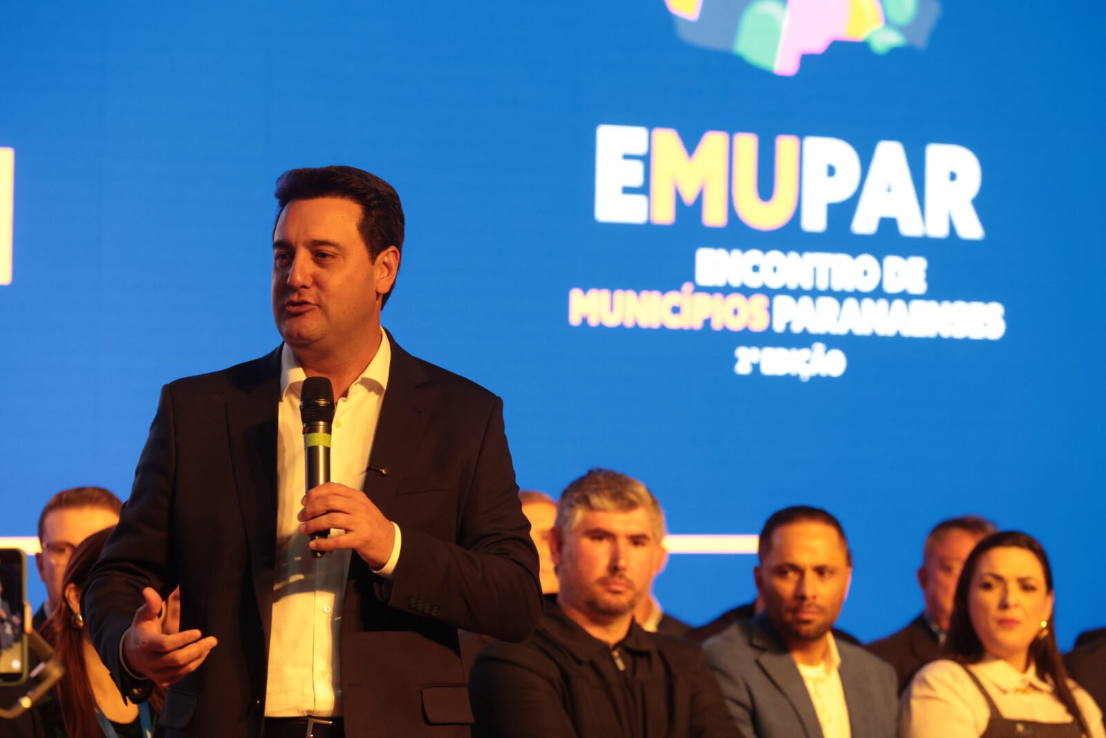 Ratinho Junior destaca parceria com municípios na posse da nova diretoria da AMP