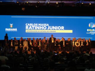 Ratinho Junior destaca parceria com municípios na posse da nova diretoria da AMP