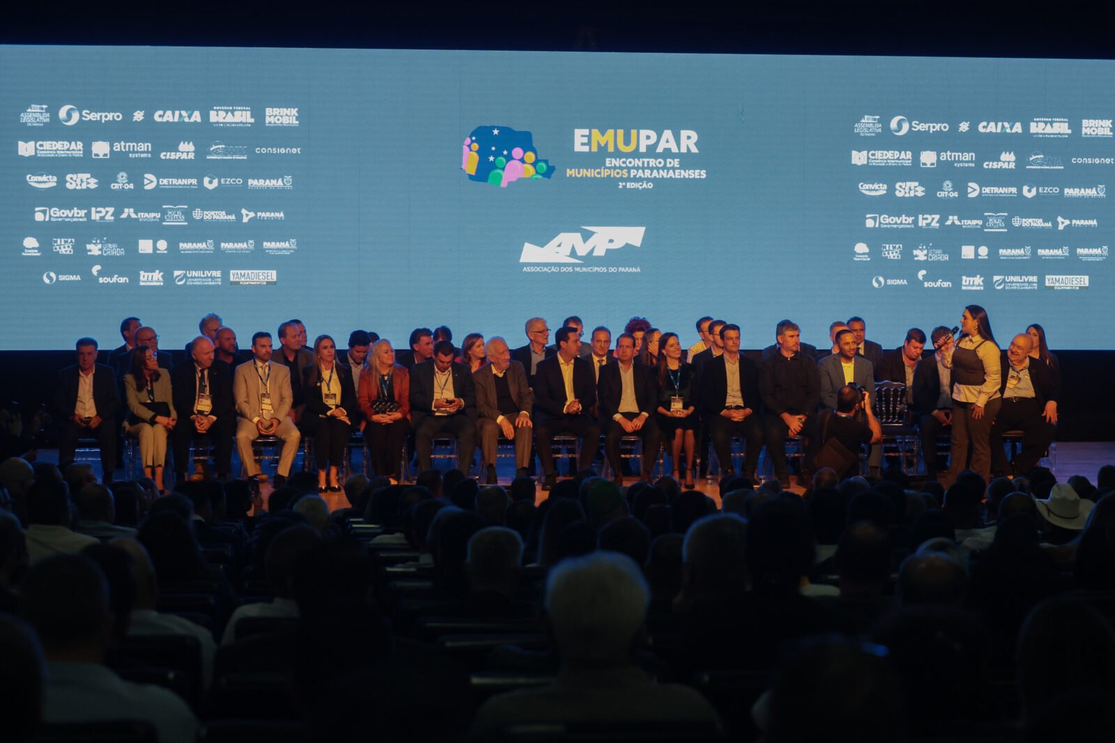 Ratinho Junior destaca parceria com municípios na posse da nova diretoria da AMP