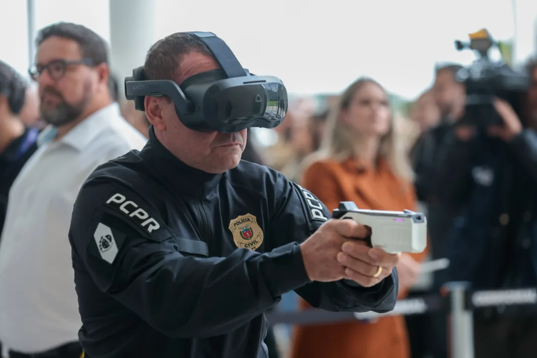 Paraná revoluciona segurança com 1.400 armas não letais Taser 10 e câmeras com IA, inéditas no Brasil. Modernização garante mais segurança e menores índices de criminalidade.
