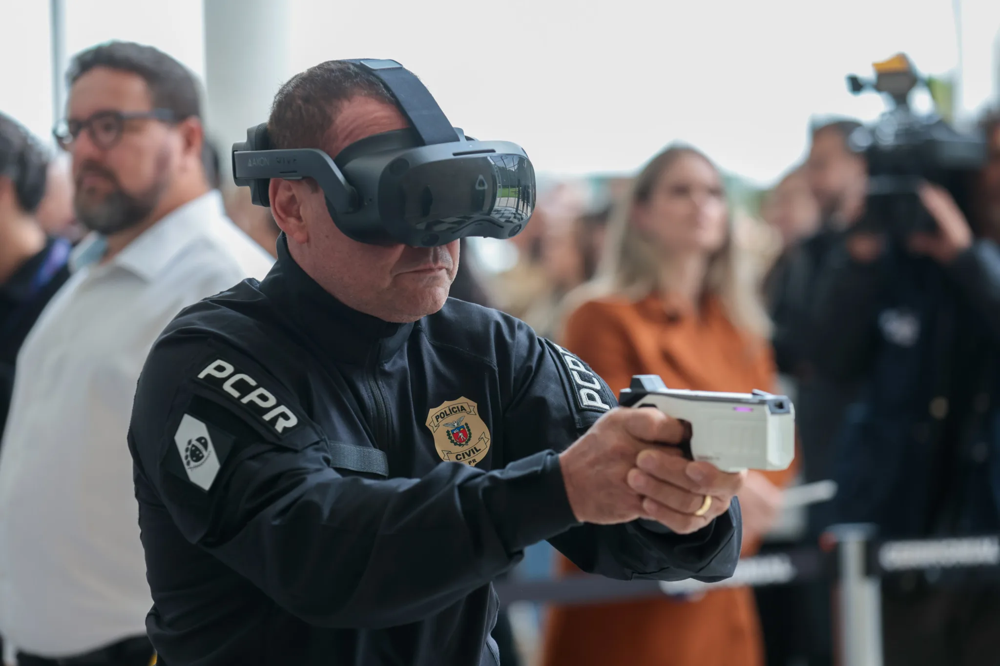 Paraná revoluciona segurança com 1.400 armas não letais Taser 10 e câmeras com IA, inéditas no Brasil. Modernização garante mais segurança e menores índices de criminalidade.