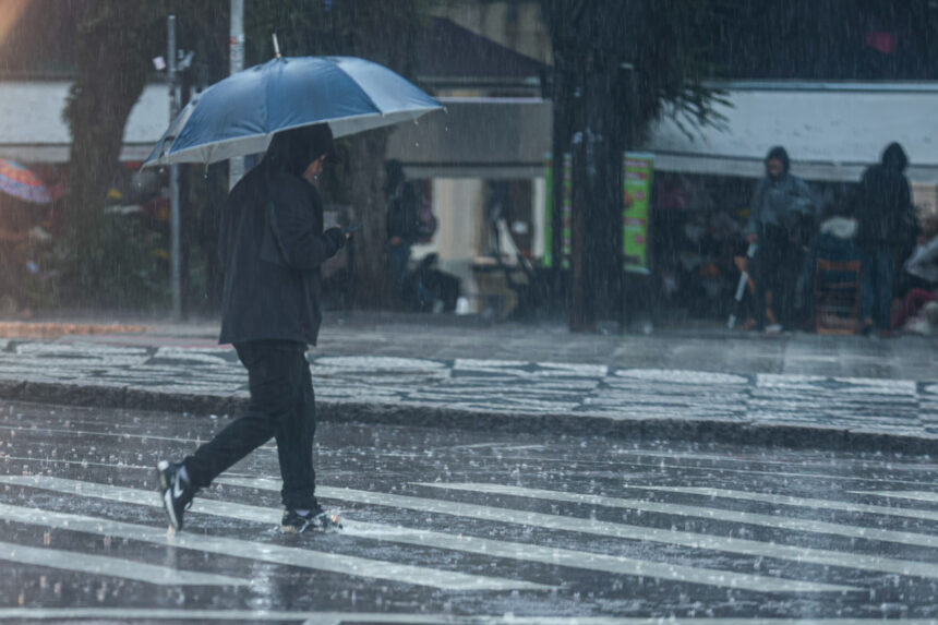 Chuva no centro de Curitba