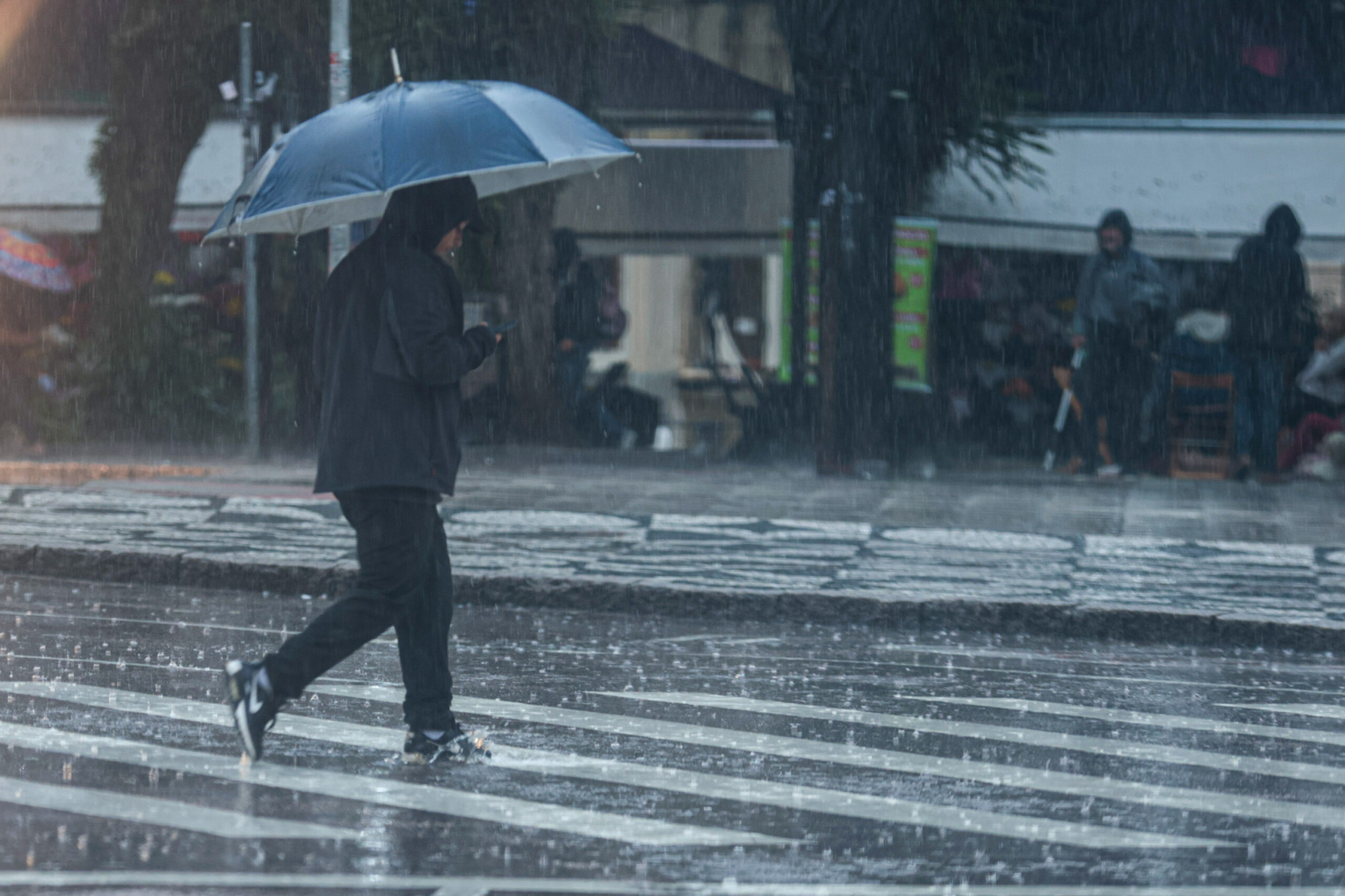 Chuva no centro de Curitba