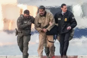 Maduro e sua esposa, algemados, chegam sob forte escolta a tribunal de Nova York
