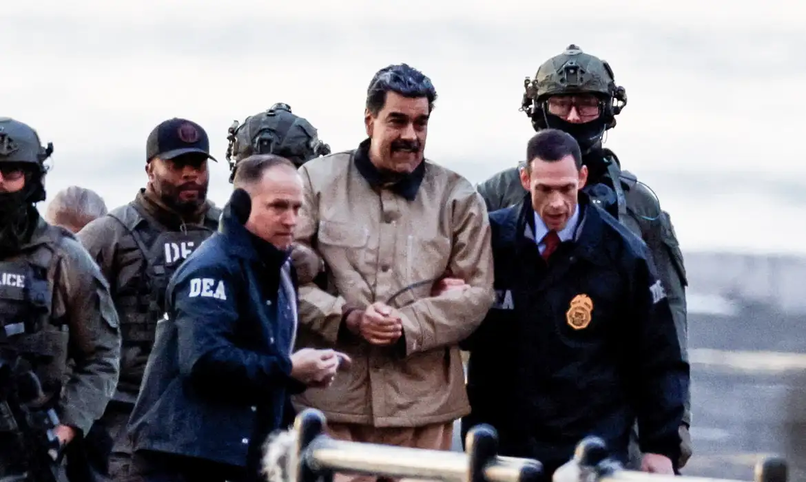 Maduro e sua esposa, algemados, chegam sob forte escolta a tribunal de Nova York