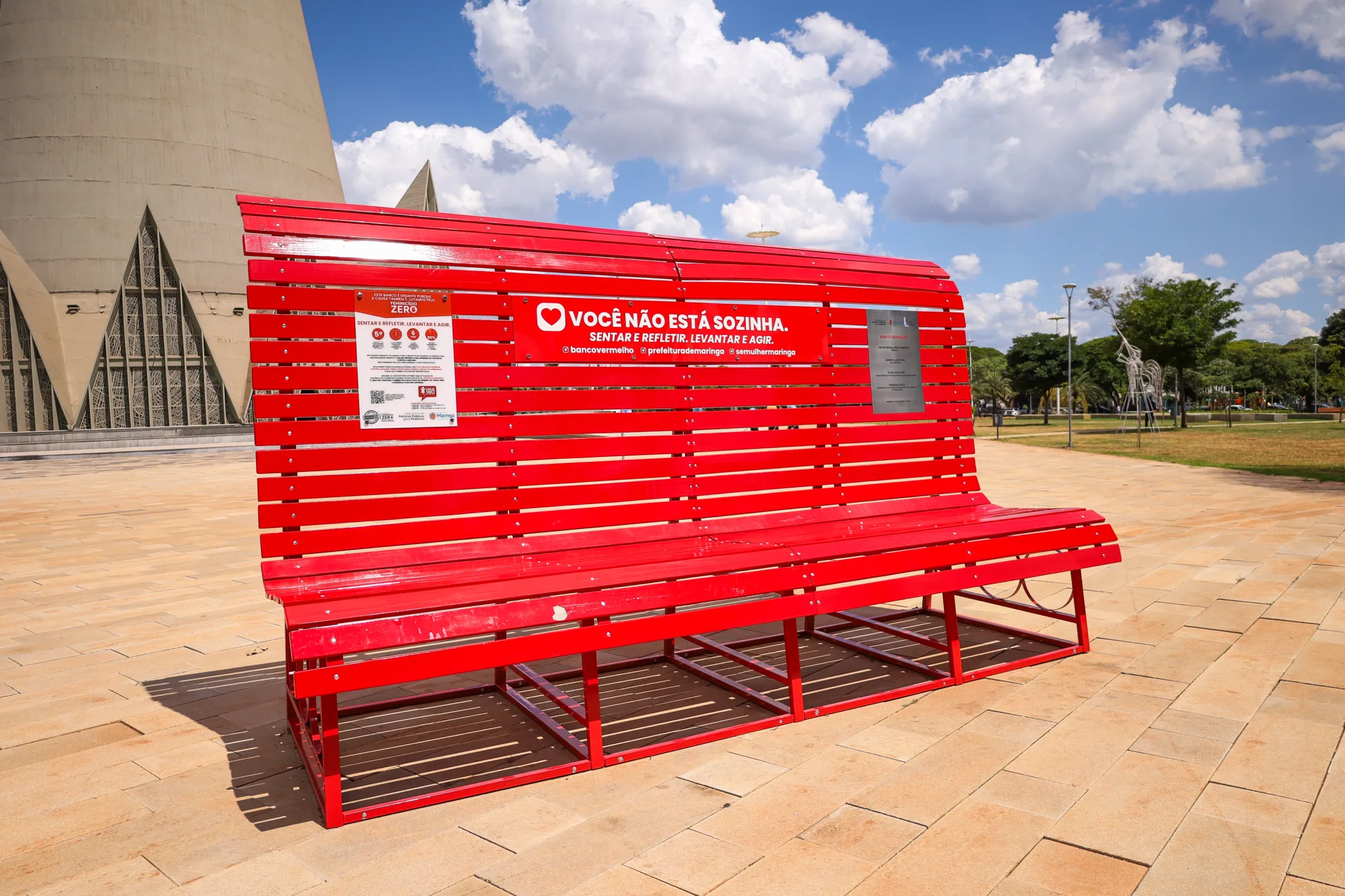 Banco Vermelho instalado na Praça da Catedral convida a população a refletir e agir em defesa das mulheres. (Crédito: Rafael Macri/PMM)