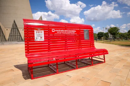 Banco Vermelho instalado na Praça da Catedral convida a população a refletir e agir em defesa das mulheres. (Crédito: Rafael Macri/PMM)