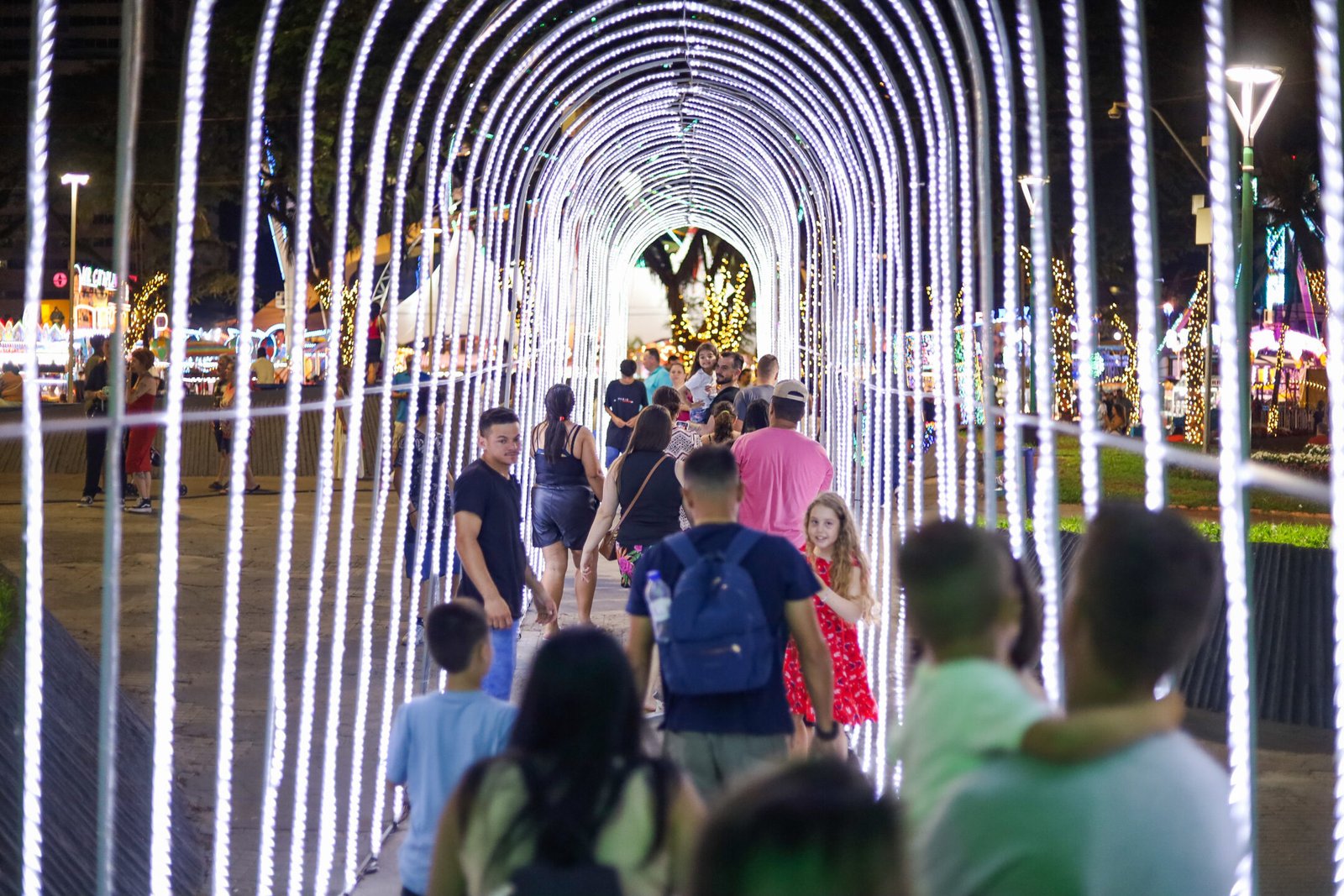 Iluminação natalina na Praça Raposo Tavares.