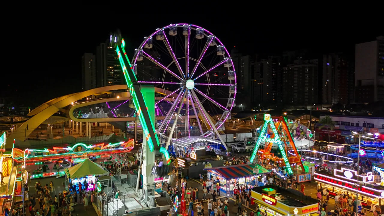 Parque de diversões funciona em frente ao Terminal Urbano (Crédito: Rafael Macri/PMM)