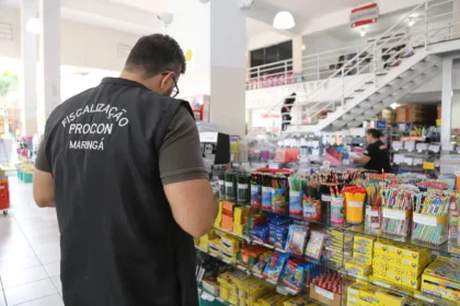 O levantamento analisou 94 produtos e orientou pais e responsáveis na escolha mais econômica dos produtos da lista escolar (Crédito: Rafael Macri)