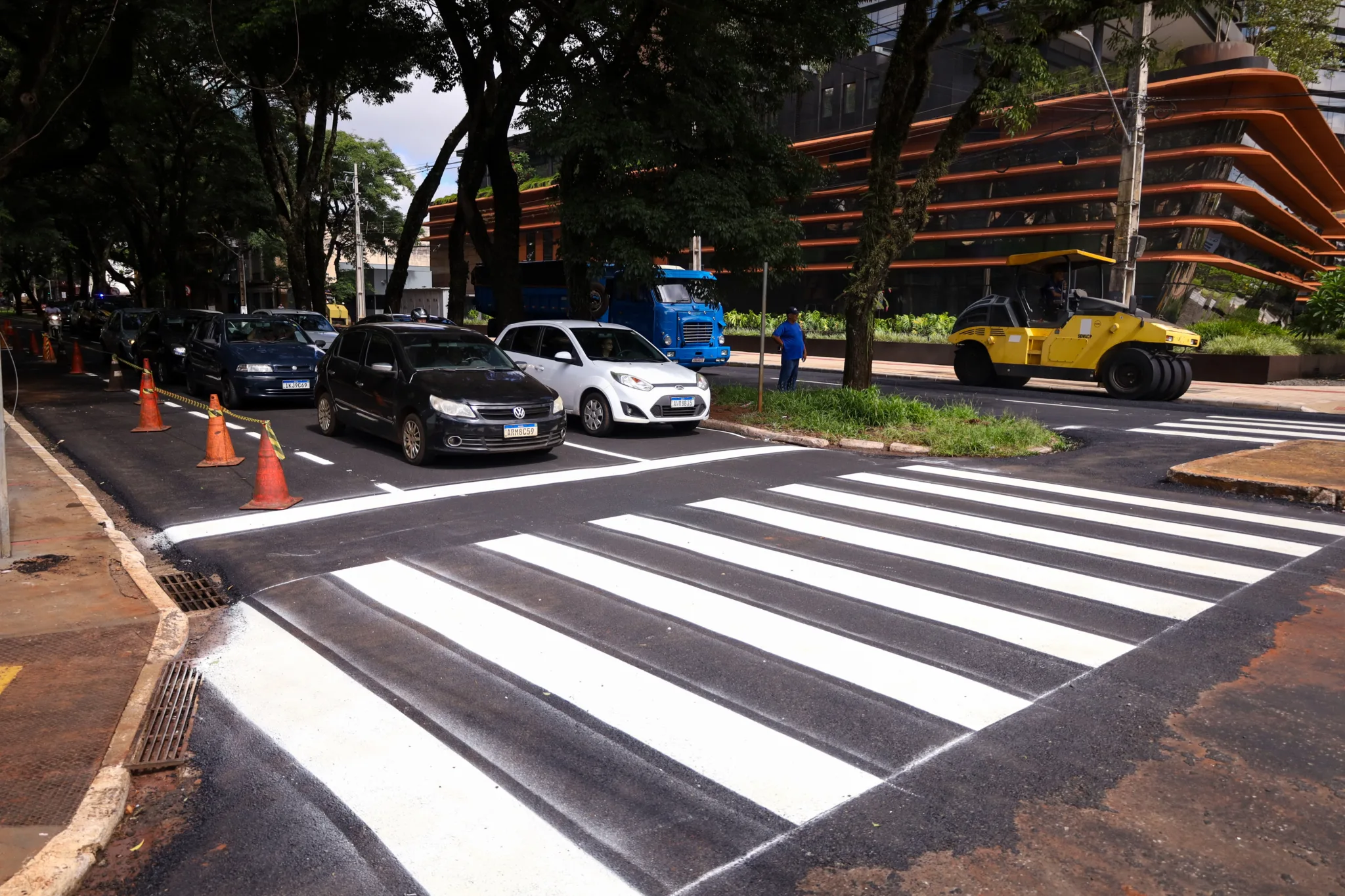 A Prefeitura de Maringá, por meio da Secretaria de Infraestrutura, realiza neste sábado, 17, pintura de sinalização horizontal na Avenida Carneiro Leão. (Crédito: Rafael Macri / PMM)