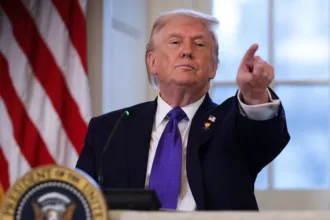 Presidente dos Estados Unidos, Donald Trump apontando o dedo