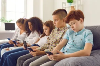 França aprova proibição de redes sociais para menores de 15 anos