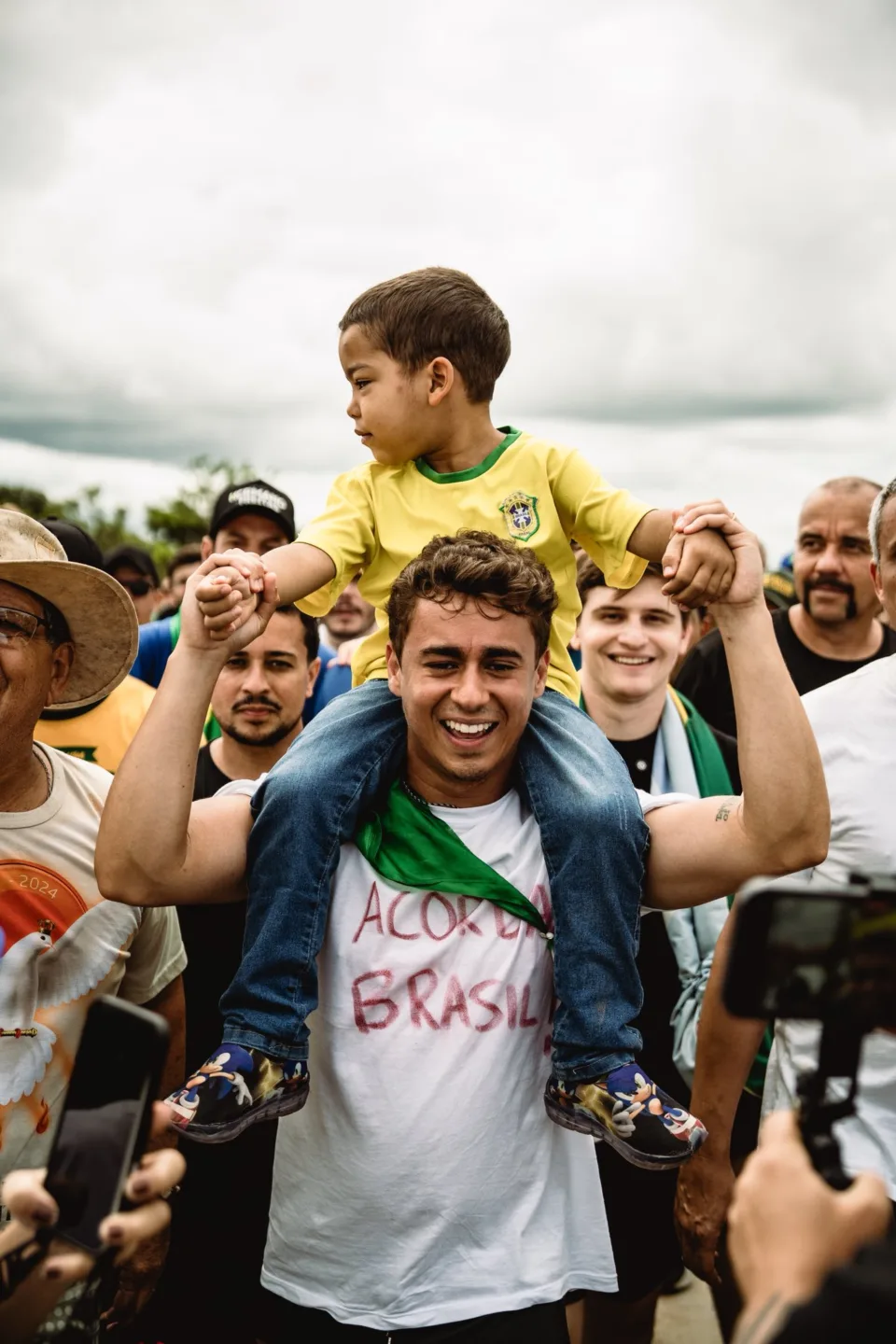 Nikolas Ferreira completa jornada de 240km a pé