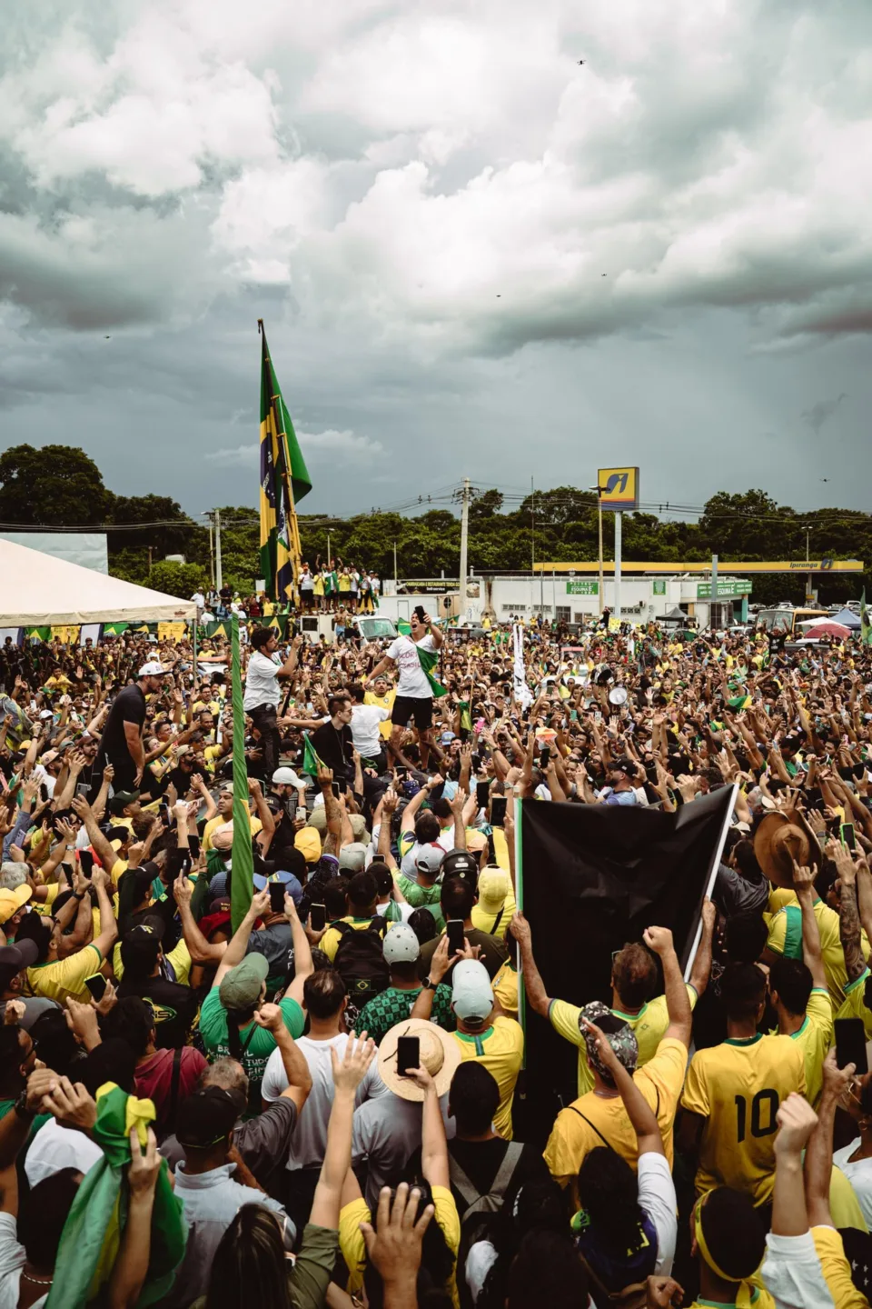 Nikolas Ferreira completa jornada de 240km a pé