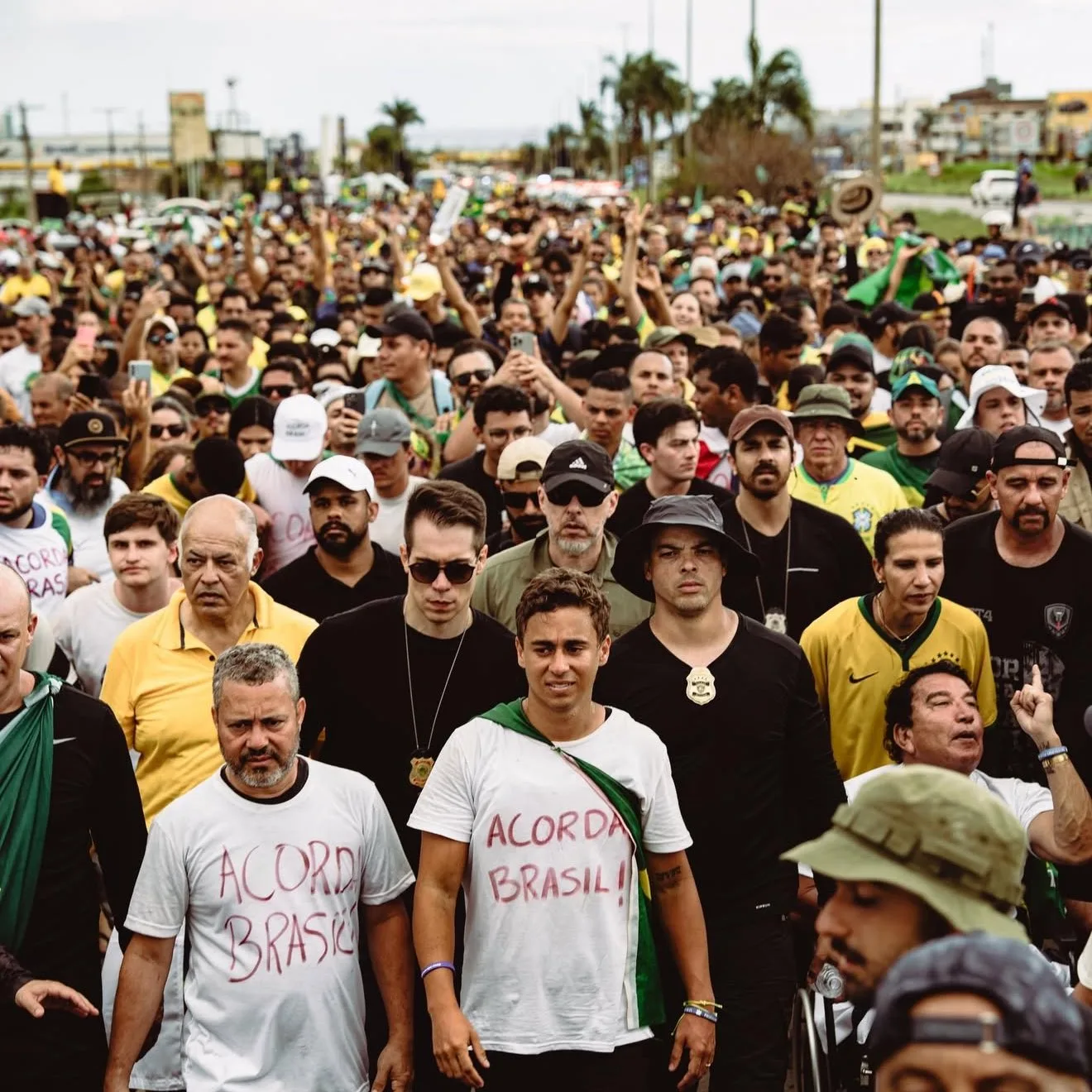 Nikolas Ferreira completa jornada de 240km a pé