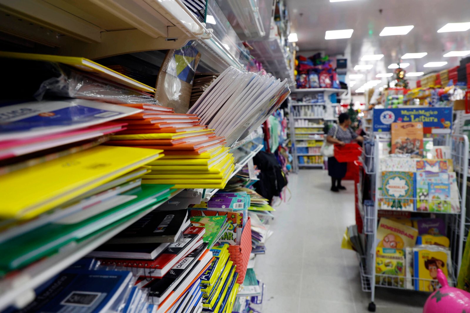 Imagens de movimentação de pessoas nas ruas do centro de curitiba. Movimento no comércio da região central de Curitiba. Vendas de material escolar - setor de material escolar - cadernos - canetas - lápis - lápís de cor -