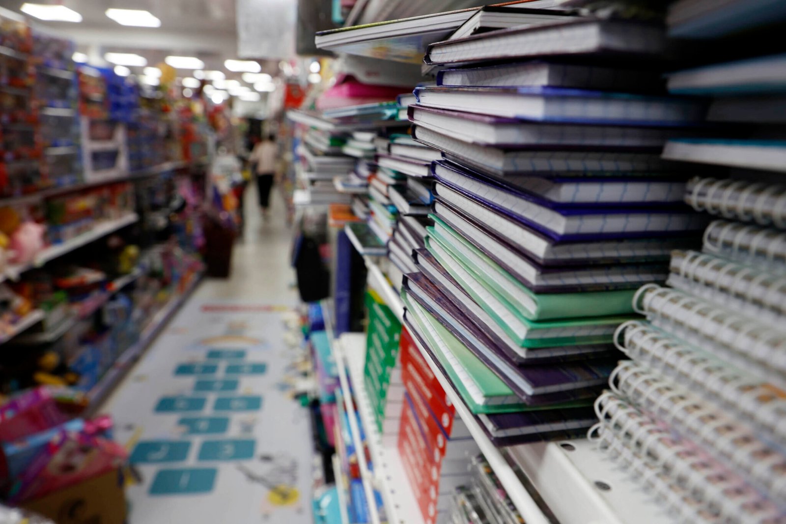 Imagens de movimentação de pessoas nas ruas do centro de curitiba. Movimento no comércio da região central de Curitiba. Vendas de material escolar - setor de material escolar - cadernos - canetas - lápis - lápís de cor -