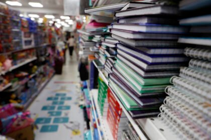 Imagens de movimentação de pessoas nas ruas do centro de curitiba. Movimento no comércio da região central de Curitiba. Vendas de material escolar - setor de material escolar - cadernos - canetas - lápis - lápís de cor -