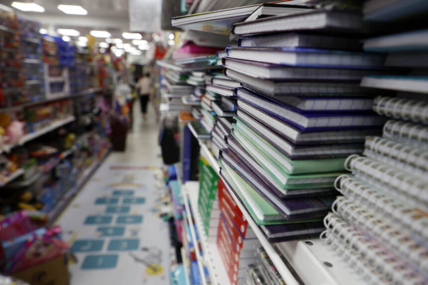 Imagens de movimentação de pessoas nas ruas do centro de curitiba. Movimento no comércio da região central de Curitiba. Vendas de material escolar - setor de material escolar - cadernos - canetas - lápis - lápís de cor -