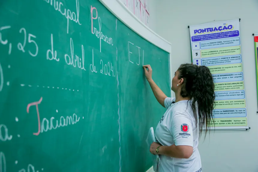 Professora escrevendo no quadro