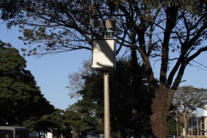 A proposta busca aumentar a visibilidade dos equipamentos de fiscalização eletrônica, especialmente no período noturno ou em locais com pouca iluminação. O projeto também autoriza a instalação de sinalizações complementares nas colunas ou nas proximidades dos radares.