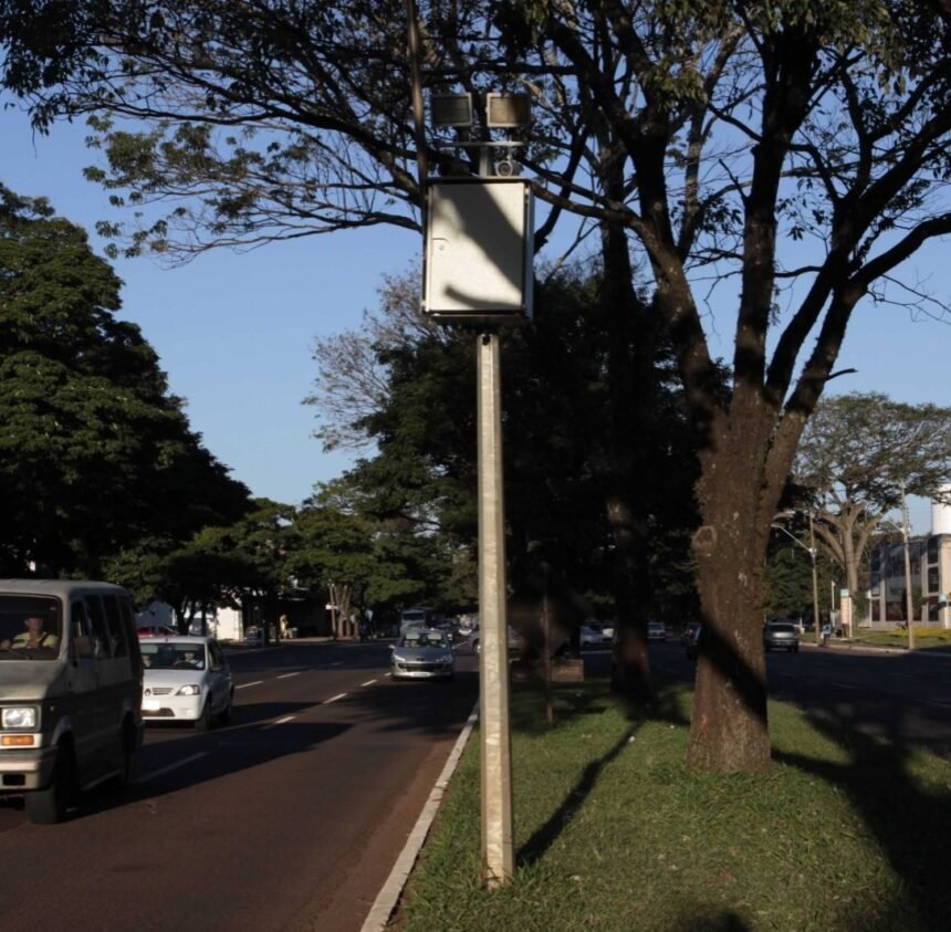 A proposta busca aumentar a visibilidade dos equipamentos de fiscalização eletrônica, especialmente no período noturno ou em locais com pouca iluminação. O projeto também autoriza a instalação de sinalizações complementares nas colunas ou nas proximidades dos radares.