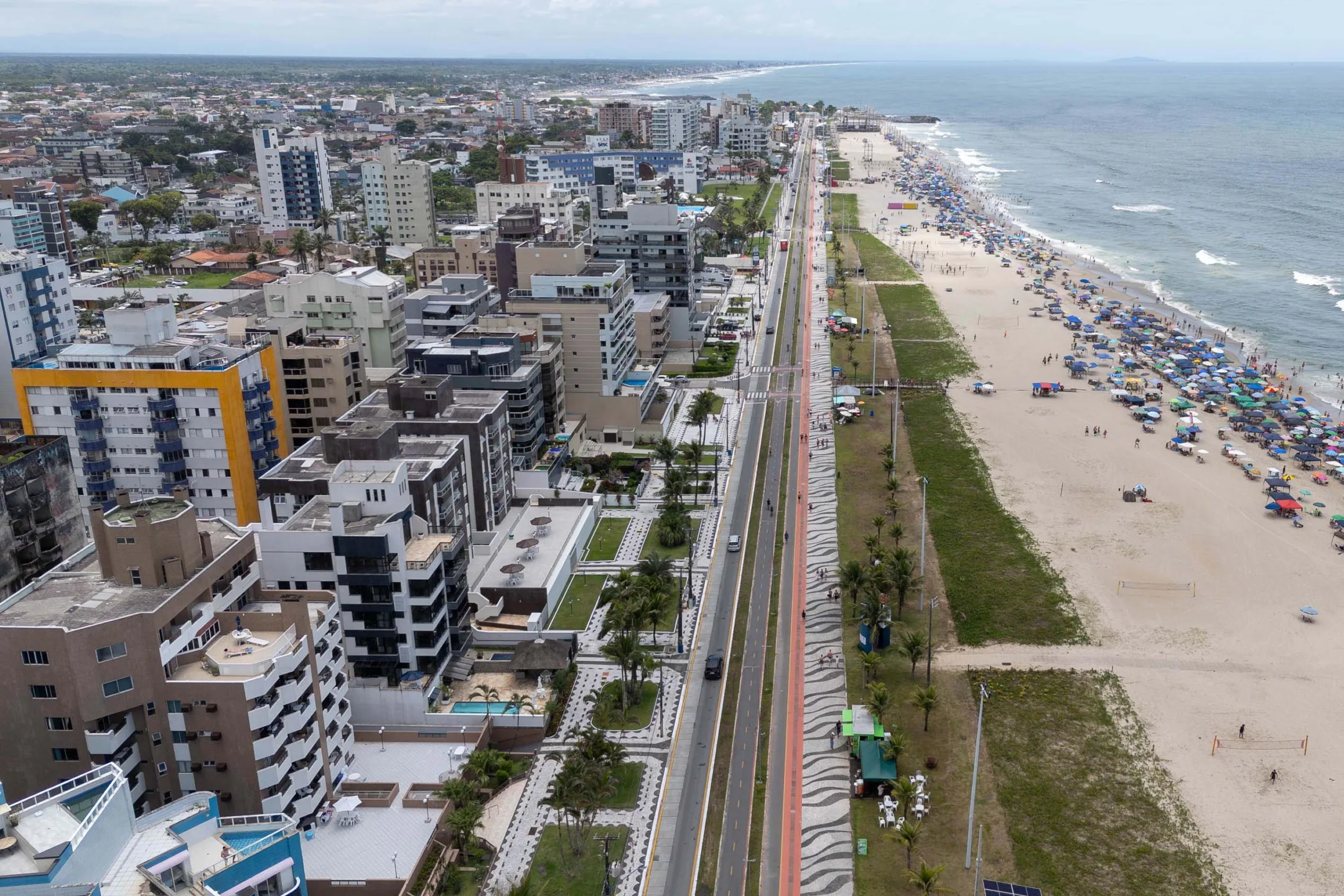 Casas e apartamentos no litoral paranaense