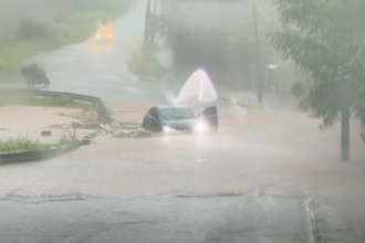 Chuva rápida causa alagamentos e aciona alerta de tempestade em Maringá