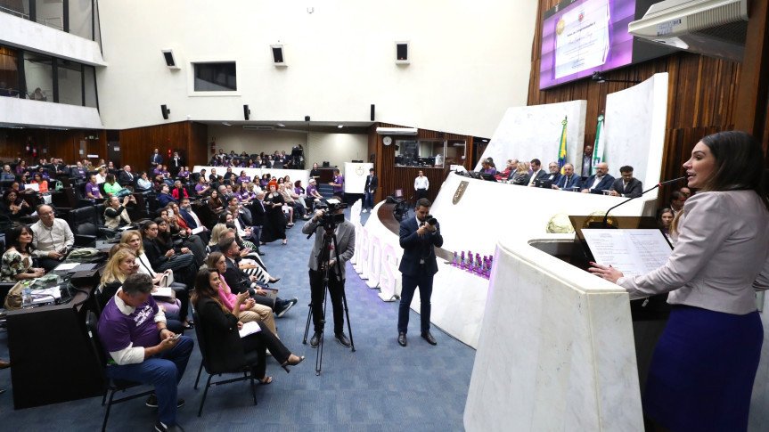 Sessão Solene marca Fevereiro Lilás e reconhece atuação de profissionais e entidades na defesa de direitos de pessoas com doenças raras no Paraná