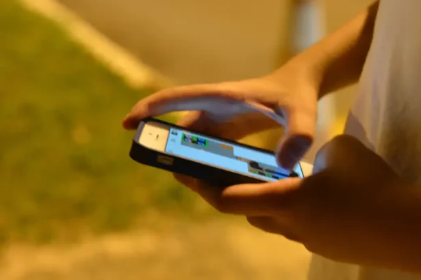 180515_-_jovem_celular_0826