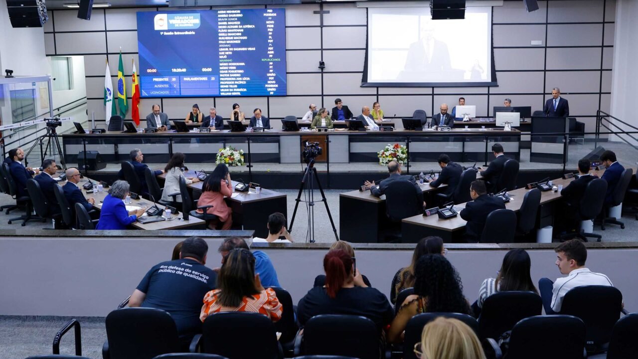 Câmara de Maringá propõe revisão salarial para servidores e vereadores; projeto prevê 4,5% de reajuste aos servidores e valorização de benefícios