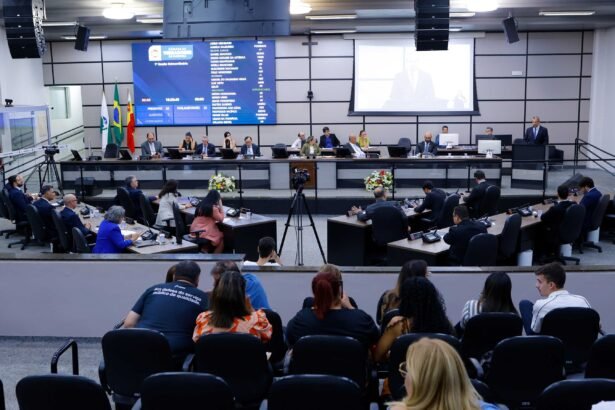 Câmara de Maringá propõe revisão salarial para servidores e vereadores; projeto prevê 4,5% de reajuste aos servidores e valorização de benefícios