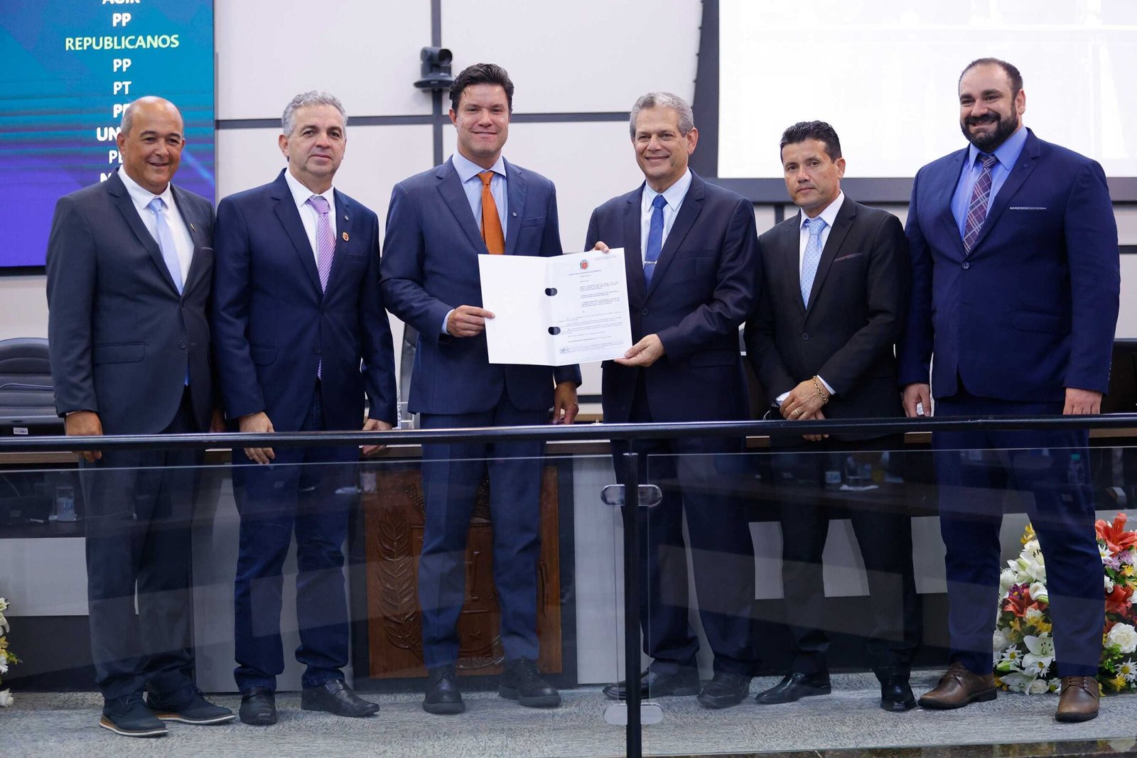 Guto Silva recebe título de Cidadão Honorário em Maringá com Câmara lotada