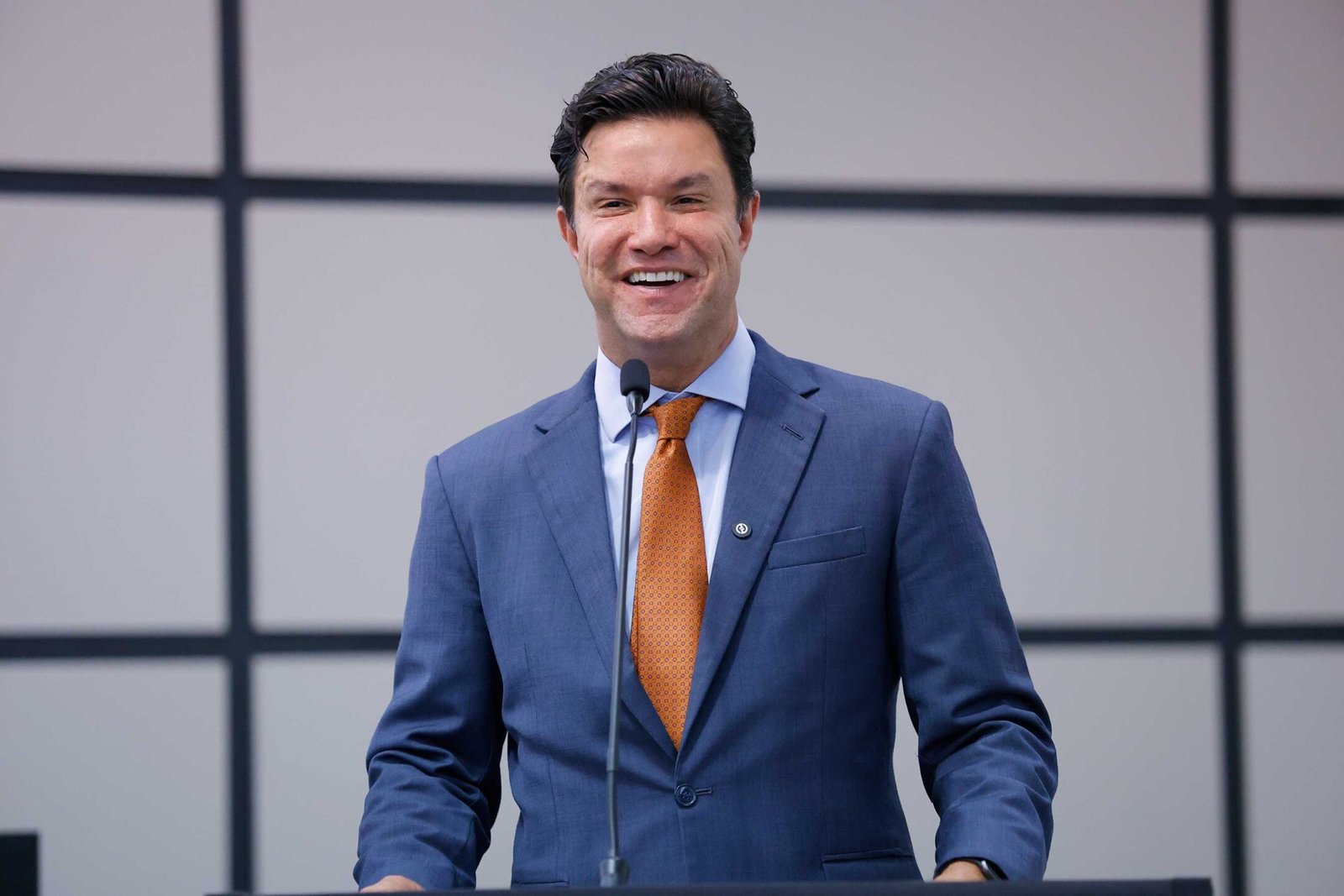 Guto Silva recebe título de Cidadão Honorário em Maringá com Câmara lotada