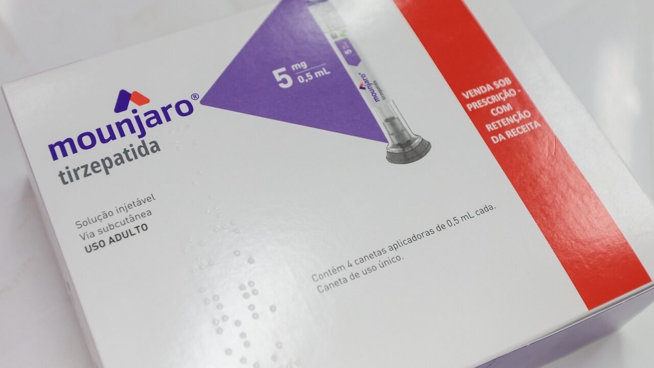 Mounjaro (tirzepatida) é um medicamento injetável semanal, desenvolvido pela Eli Lilly, indicado para o controle glicêmico em adultos com diabetes tipo 2 e auxiliar na perda de peso. Atua como agonista dos receptores GIP e GLP-1, melhorando a sensibilidade à insulina, reduzindo o apetite e a ingestão calórica.