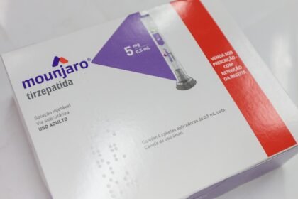 Mounjaro (tirzepatida) é um medicamento injetável semanal, desenvolvido pela Eli Lilly, indicado para o controle glicêmico em adultos com diabetes tipo 2 e auxiliar na perda de peso. Atua como agonista dos receptores GIP e GLP-1, melhorando a sensibilidade à insulina, reduzindo o apetite e a ingestão calórica.