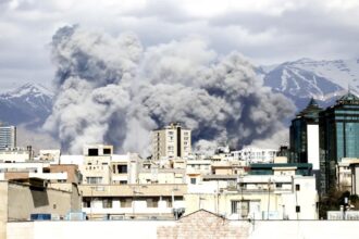 EUA intensificam ofensiva contra o Irã em meio a novos ataques no Golfo e troca de poder em Teerã