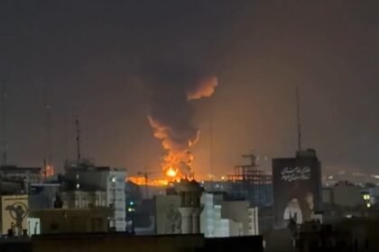 Teerã amanheceu coberta por colunas de fumaça decorrentes de ataques israelenses contra infraestruturas industriais