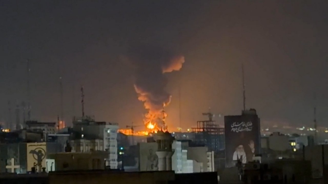 Teerã amanheceu coberta por colunas de fumaça decorrentes de ataques israelenses contra infraestruturas industriais