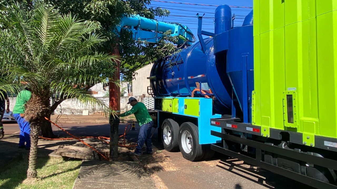 Prefeitura de Maringá reforça serviço de limpeza e desobstrução de bocas de lobo e galerias pluviais com contratação de empresa terceirizada