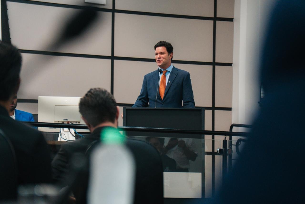 Guto Silva recebe título de Cidadão Honorário em Maringá com Câmara lotada