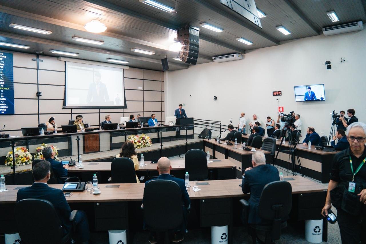 Guto Silva recebe título de Cidadão Honorário em Maringá com Câmara lotada