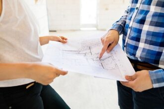 UEL abre processo seletivo para contratar arquitetos, contador e pedagogo com salário de R$ 7 mil