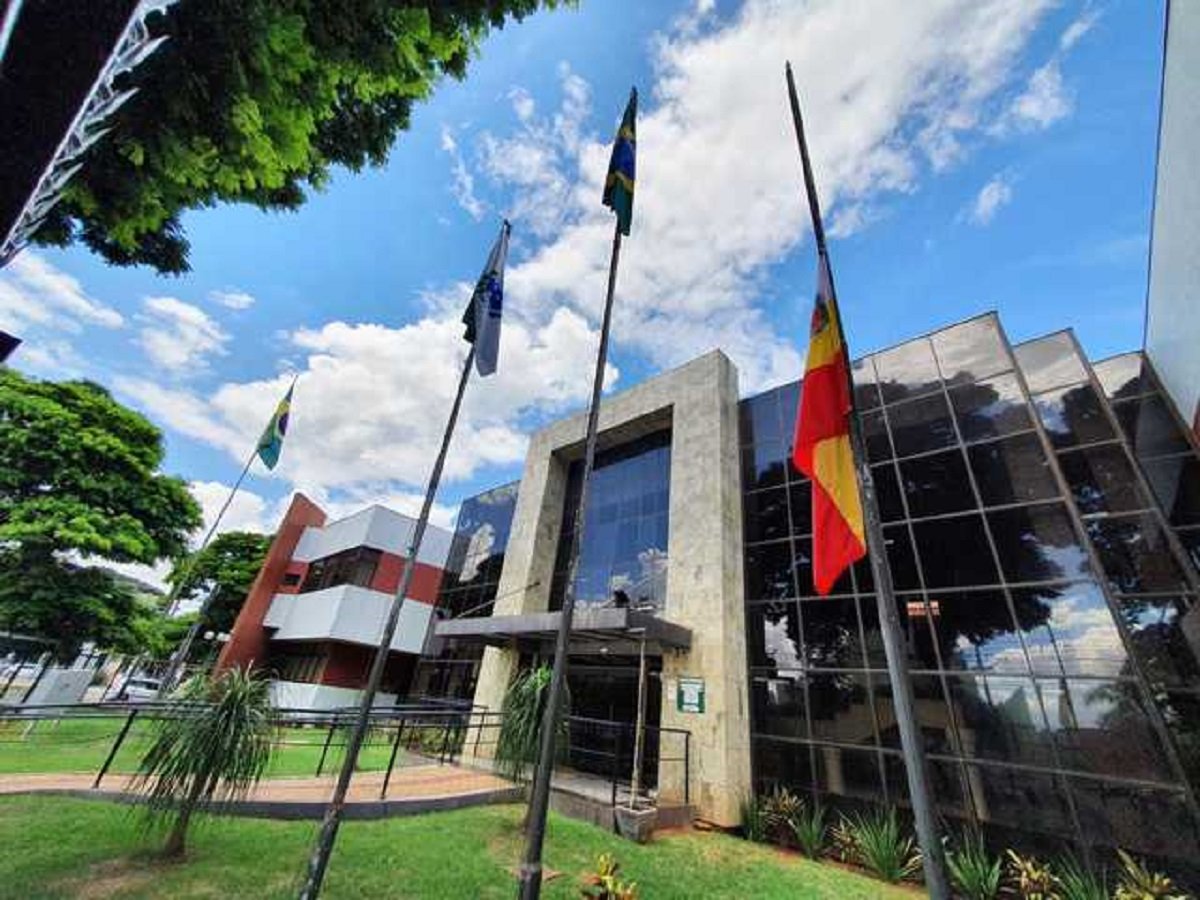 Câmara de Maringá propõe revisão salarial para servidores e vereadores; projeto prevê 4,5% de reajuste aos servidores e valorização de benefícios